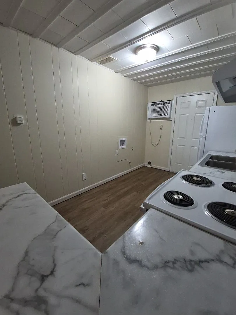 Bailey Apartments — Photo 2