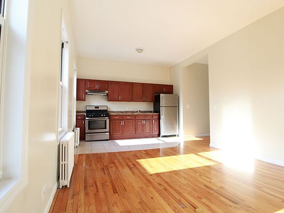 2nd image of 219 Ainslie St #3