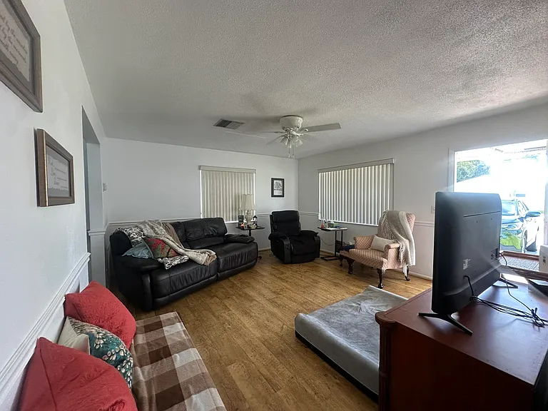 806 Ocean Dr — Photo 3