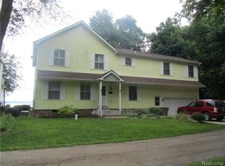 10266 Grove Dr, Whitmore Lake, MI 48189