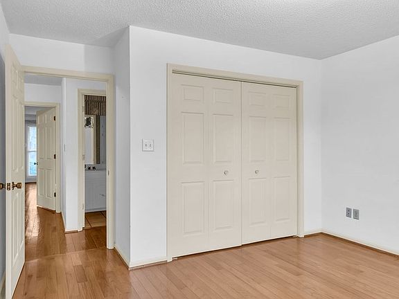 2nd image of 118 Stonebrook Ct