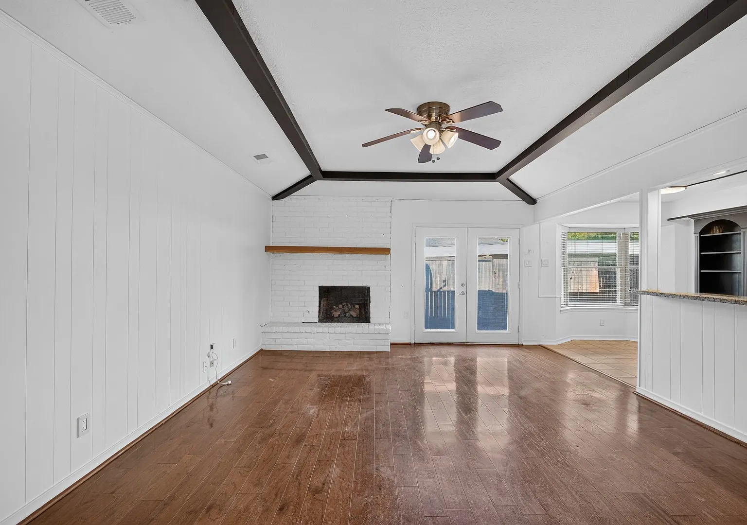North Dallas 3 bedroom - Move in Ready! — Photo 2