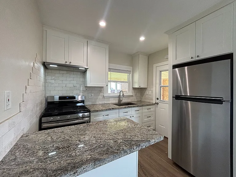 1225 Buenos Ave — Photo 7