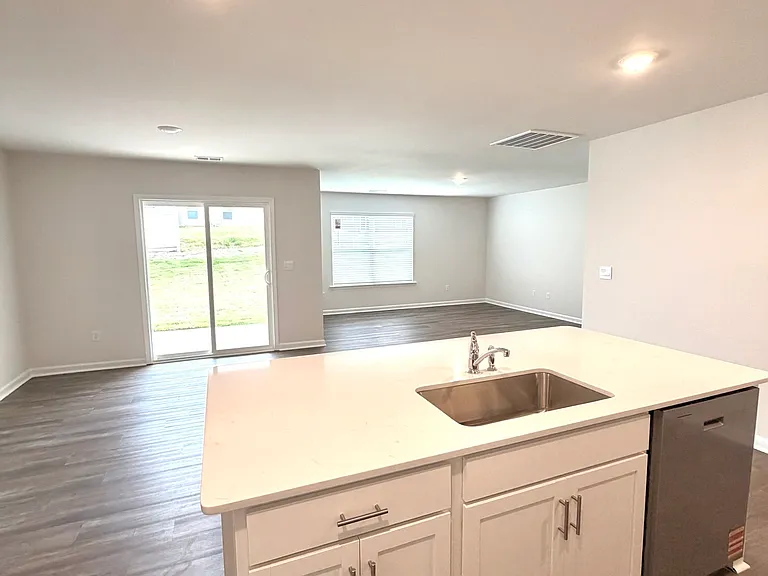 1425 Slades St — Photo 8