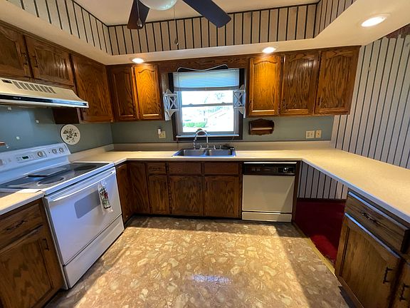 5th image of 3812 Castlewood Ct