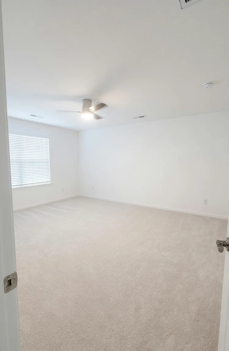 3 bed, 2.5 bath, 2023 sqft, $2,300 — Photo 4