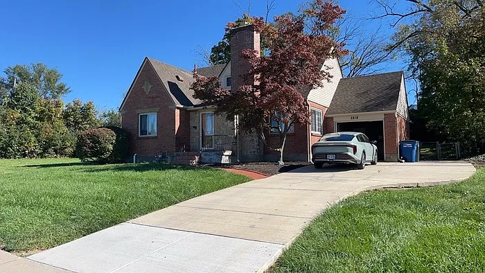 2 bed, 1.0 bath, 1327 sqft, $1,250 — Photo 1