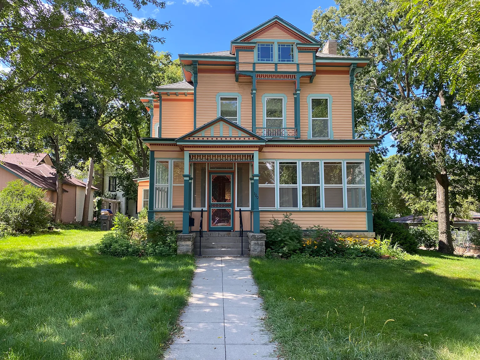120 Center St — Photo 1