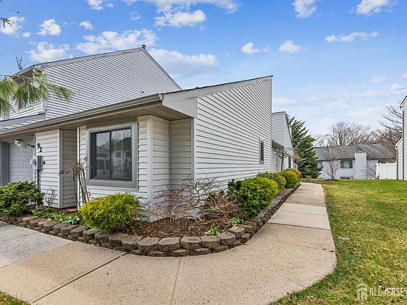 5th image of 92 Lexington Cir