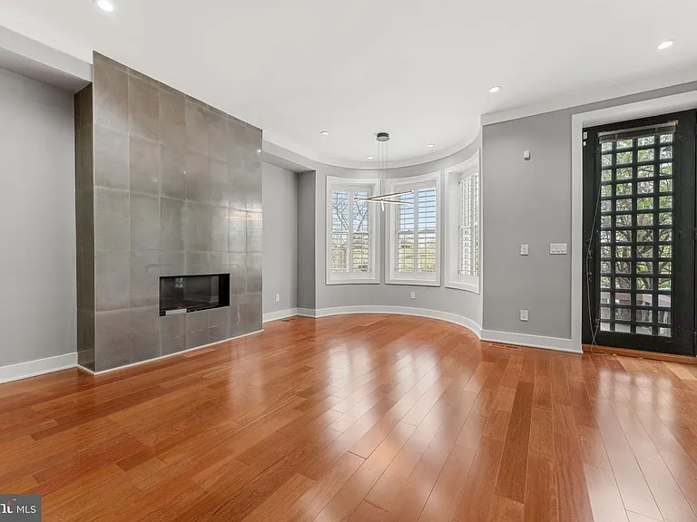 2421 1st St NW #1 — Photo 6