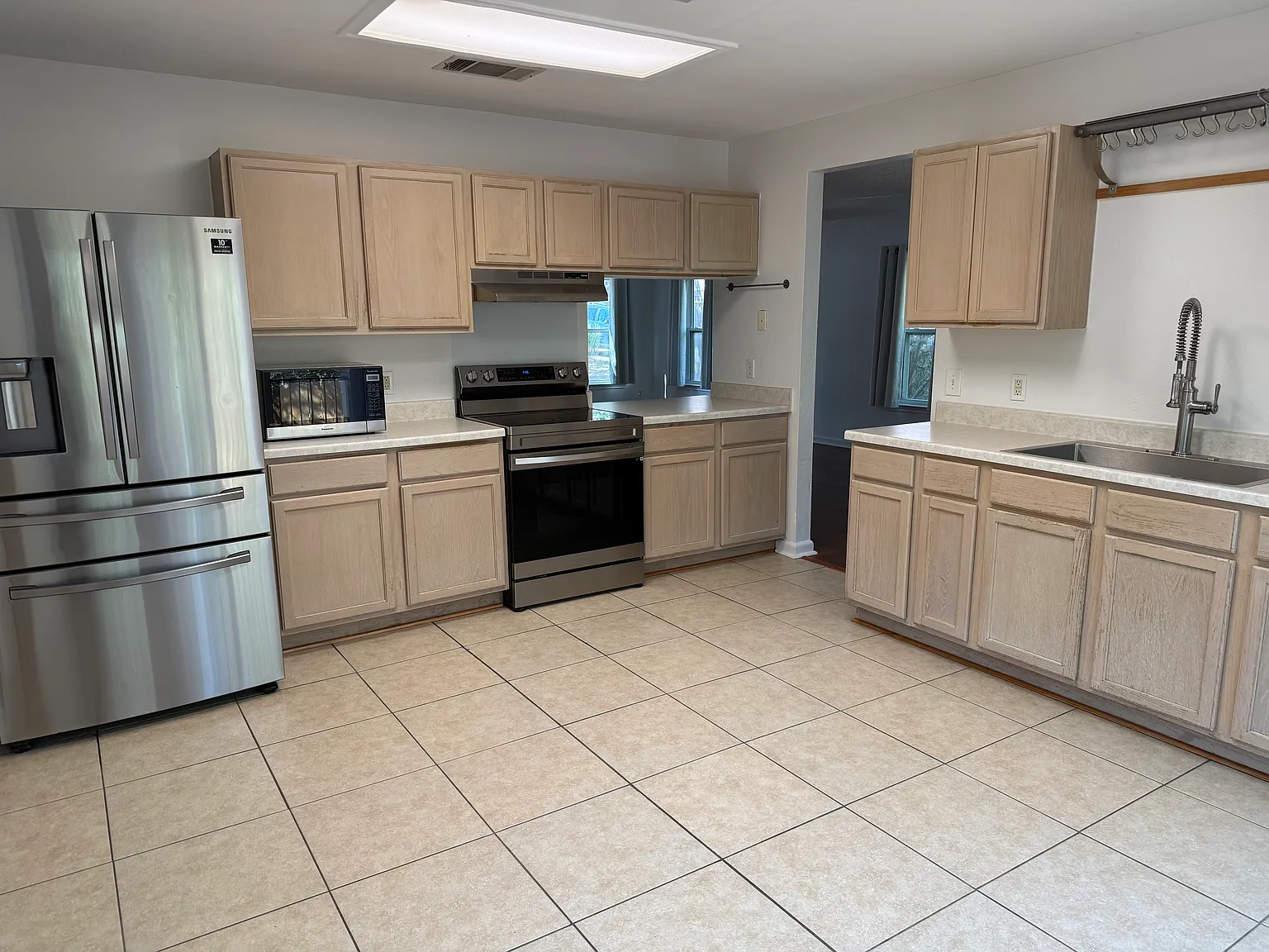 3 bed, 2.5 bath, 2136 sqft, $2,800 — Photo 4