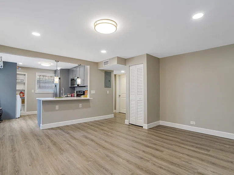 1225 W 10th St #B — Photo 2
