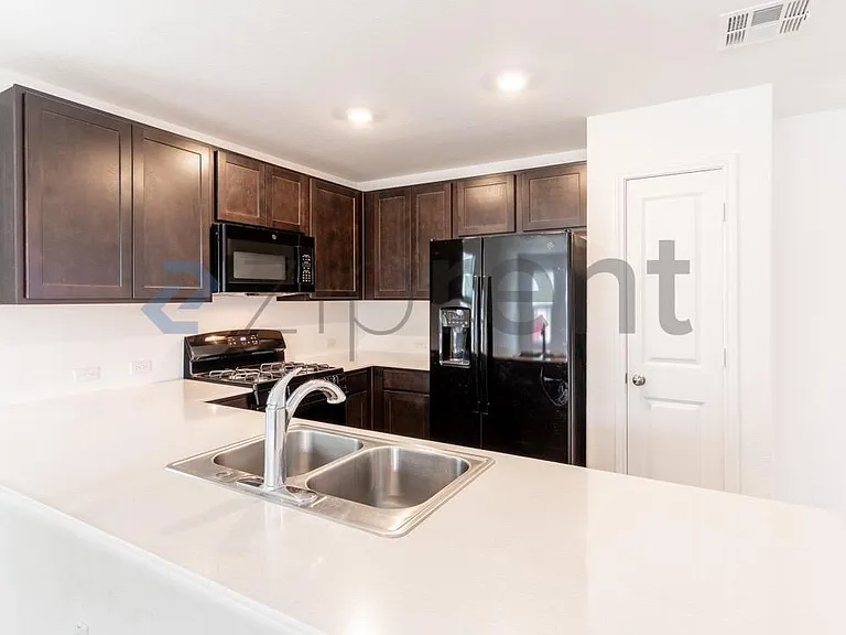 889 Powell St — Photo 6