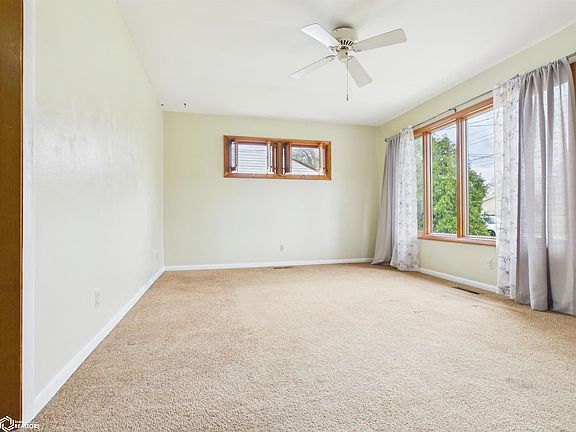3rd image of 2511 Middle Rd