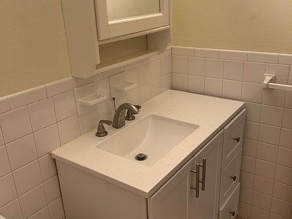 5th image of 15 Donna Dr Unit C4