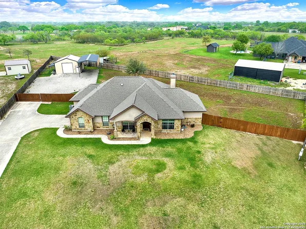 221 S Monkhouse Street, Poth, TX 78147