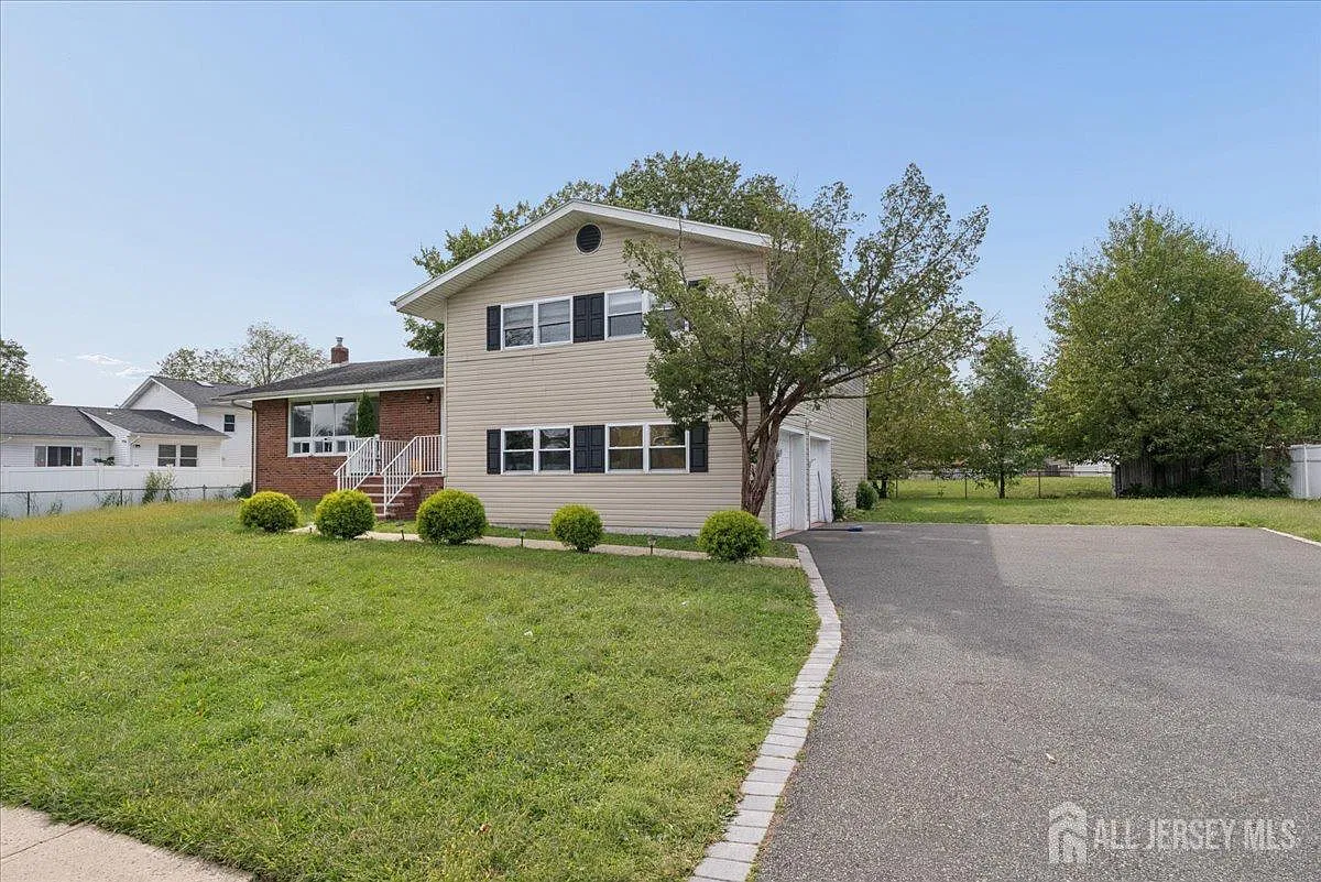 4 bed, 2.5 bath, 2321 sqft, $4,200 — Photo 3