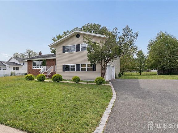 3rd image of 56 Gramercy Dr