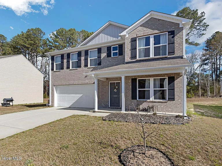 1253 Manor Dr — Photo 2