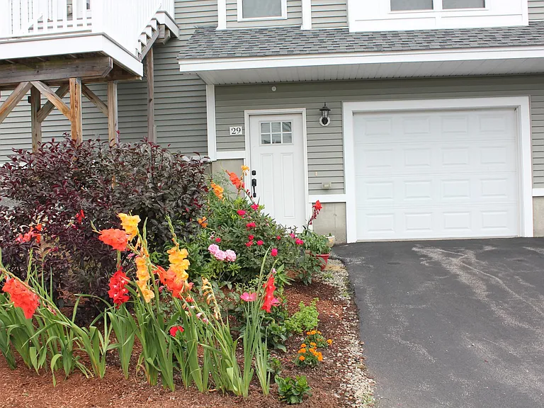 29 Apache Way — Photo 2