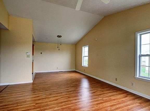 4th image of 1042 Bush Ave