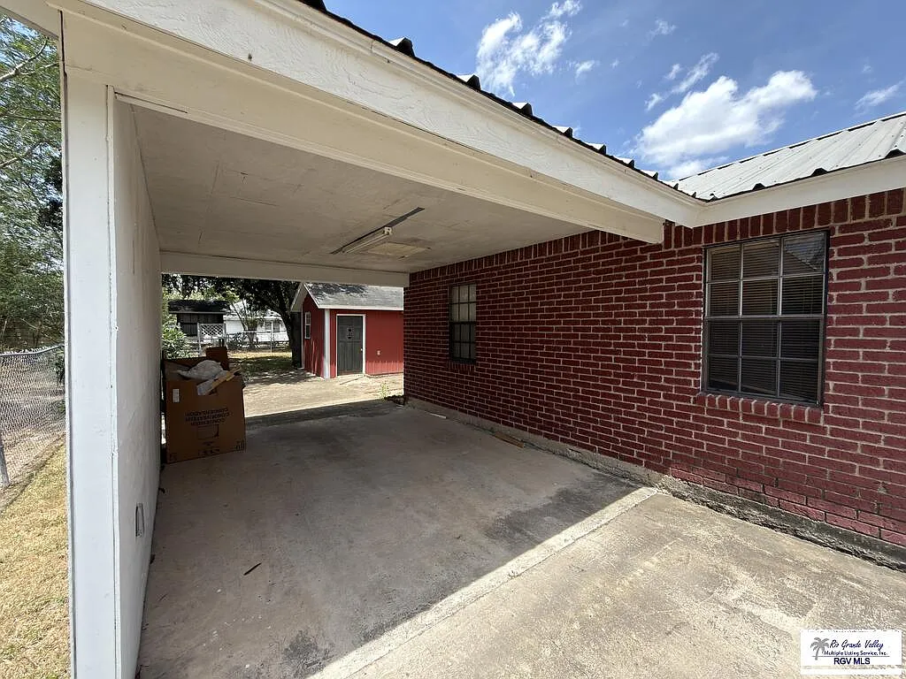 3 bed, 1.0 bath, 925 sqft, $1,200 — Photo 3