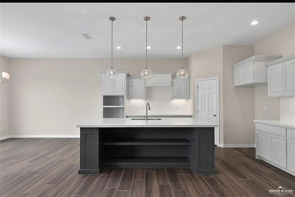 4 bed, 2.5 bath, 2150 sqft, $2,600 — Photo 3