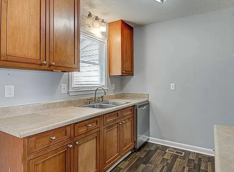 409 W Vandalia Rd — Photo 8