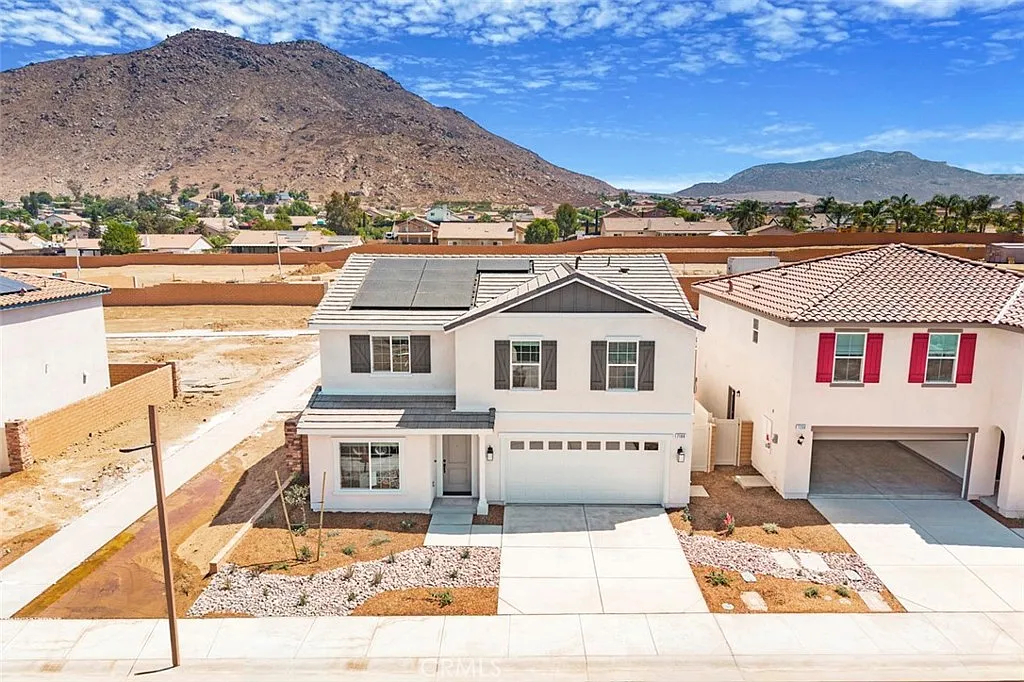 4 bed, 2200 sqft, $3,998 — Photo 2