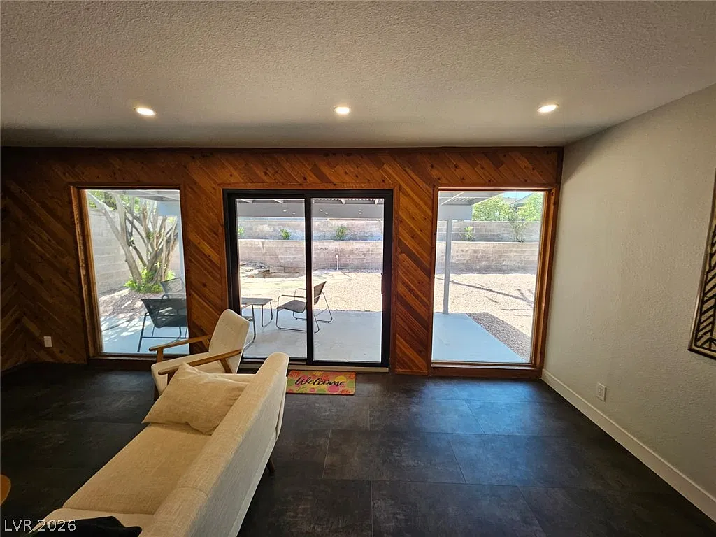 4 bed, 2.0 bath, 2097 sqft, $2,900 — Photo 4