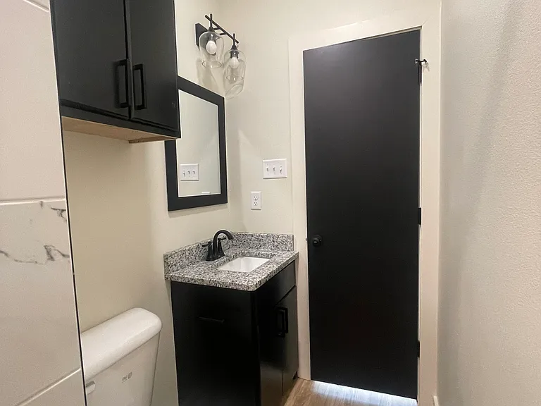 718 W Short 32nd St — Photo 13