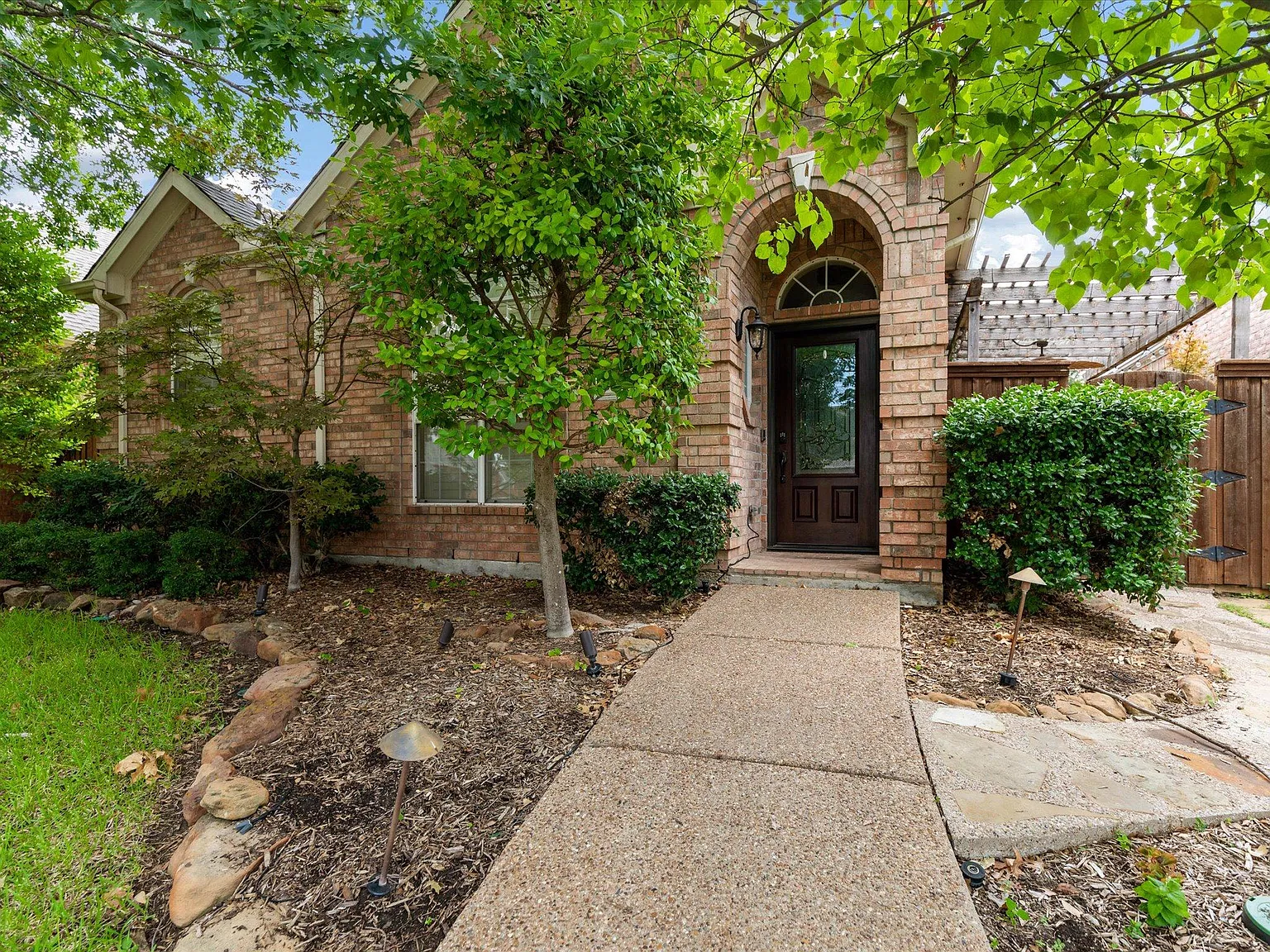 4 bed, 2.5 bath, 2124 sqft, $3,250 — Photo 2