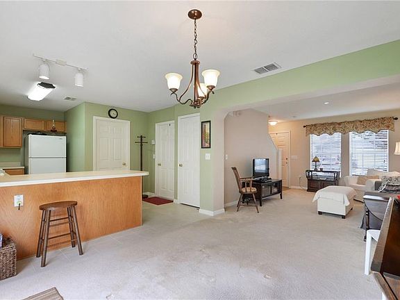 4th image of 110 Woodknoll Pl