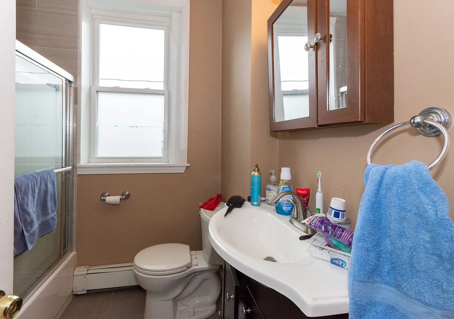 ROOM in Large 5 bedroom, 2 full baths, right on the T! — Photo 4