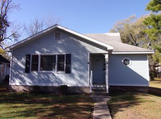 621 4th St, Carrollton, IL 62016