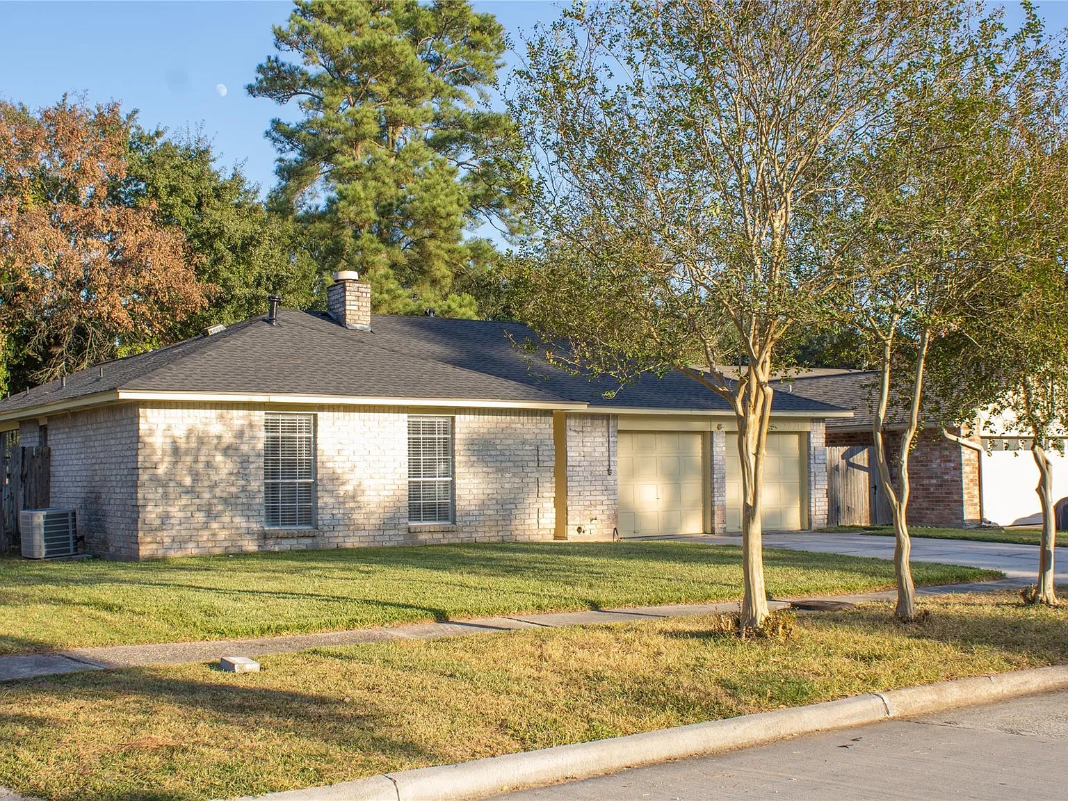 3 bed, 2.0 bath, 1400 sqft, $1,900 — Photo 2
