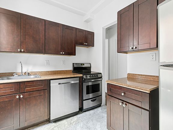 4th image of 123 Waverly Pl APT 4B