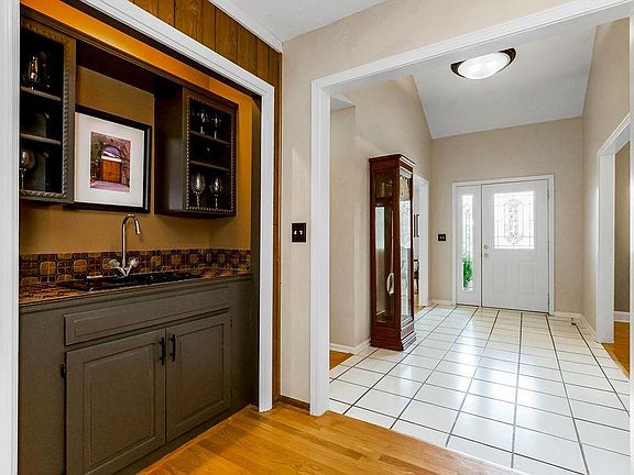 5th image of 15923 Overbrook Ln