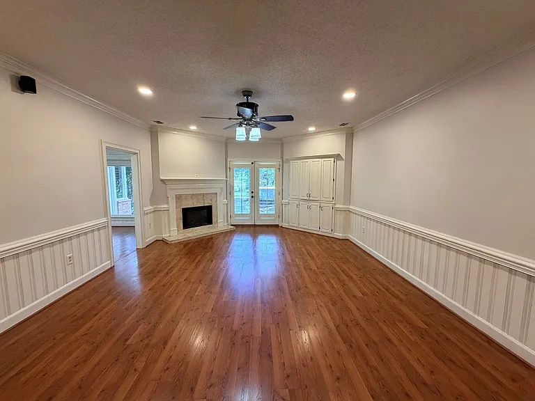 1009 Williamsburg Dr — Photo 12
