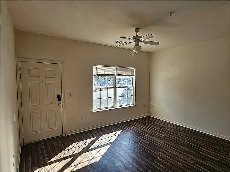 128 University Village Dr #C — Photo 3