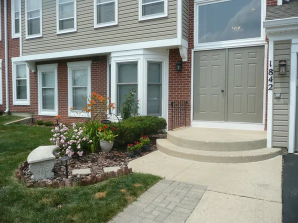 1842 Fox Run Dr #8-6, Elk Grove Village, IL 60007