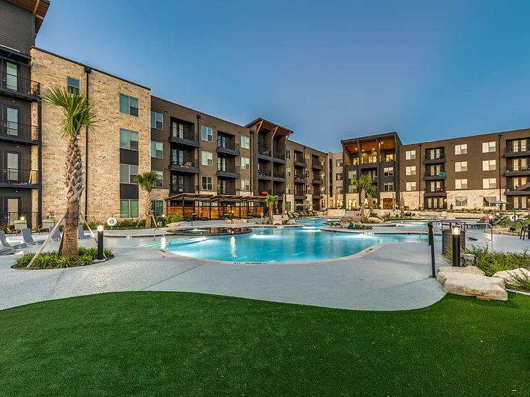 Aura High Pointe — Photo 15