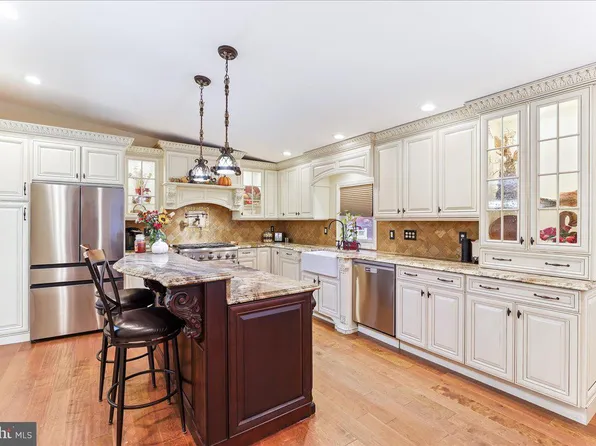 406 Colonial Park Dr, Springfield, PA 19064