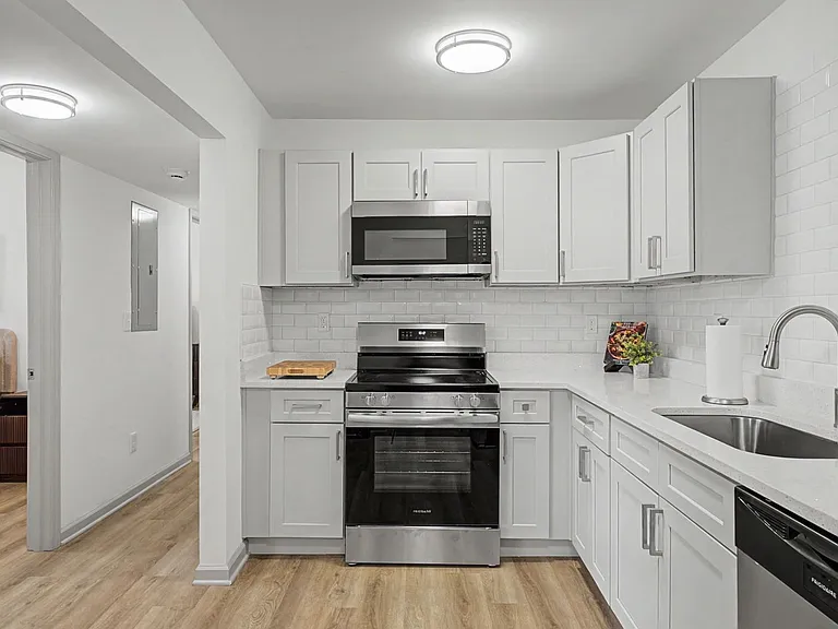 1128 W College St — Photo 14