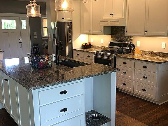 Kitchen with granite 