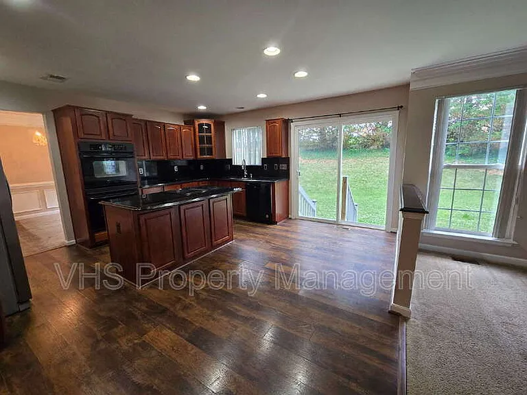 832 Fox Den Rd — Photo 2