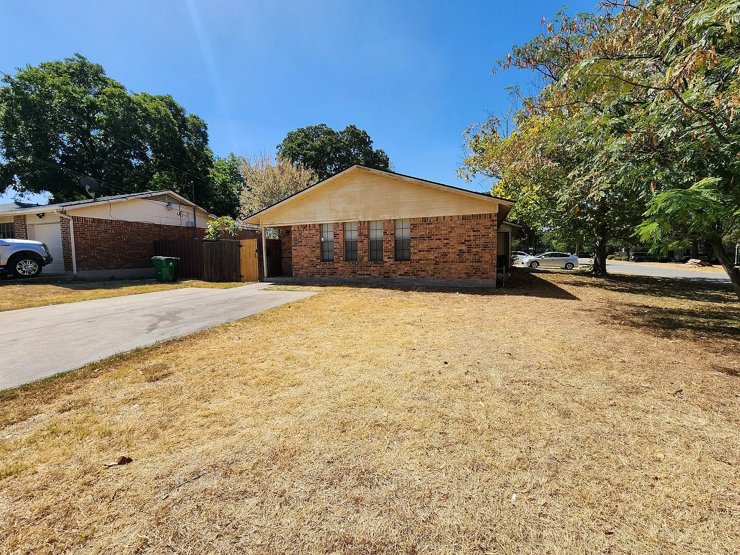 Cozy 2 Bedroom Duplex In Haltom City — Photo 2
