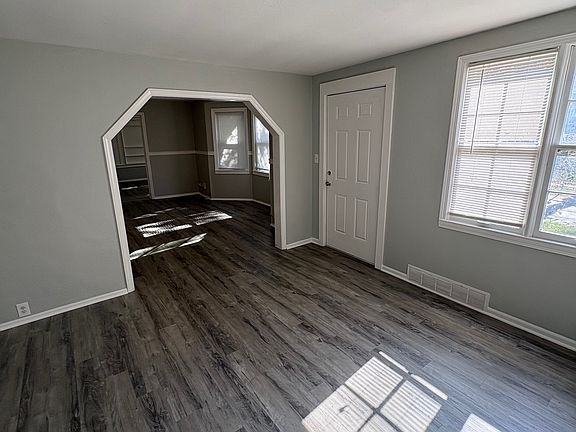 4th image of 5047 Woodland Ave