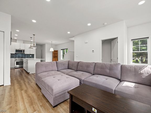 4th image of 3527 Siam Ave