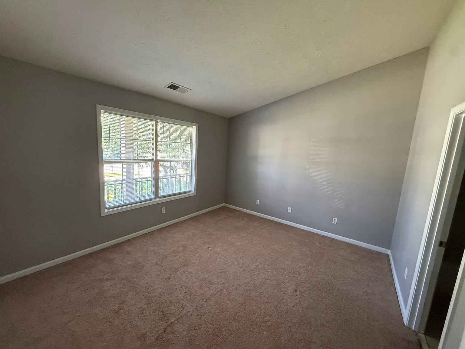 3 bed, 2.0 bath, 1260 sqft, $1,795 — Photo 2